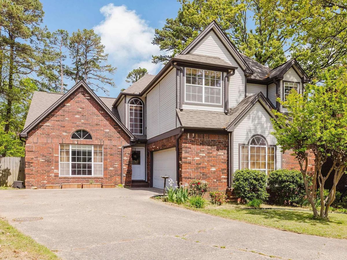 Brick and siding home exterior in the Little Rock area